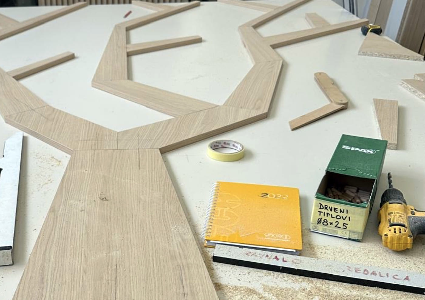 Priprema i sastavljanje elemenata za namještaj po mjeri