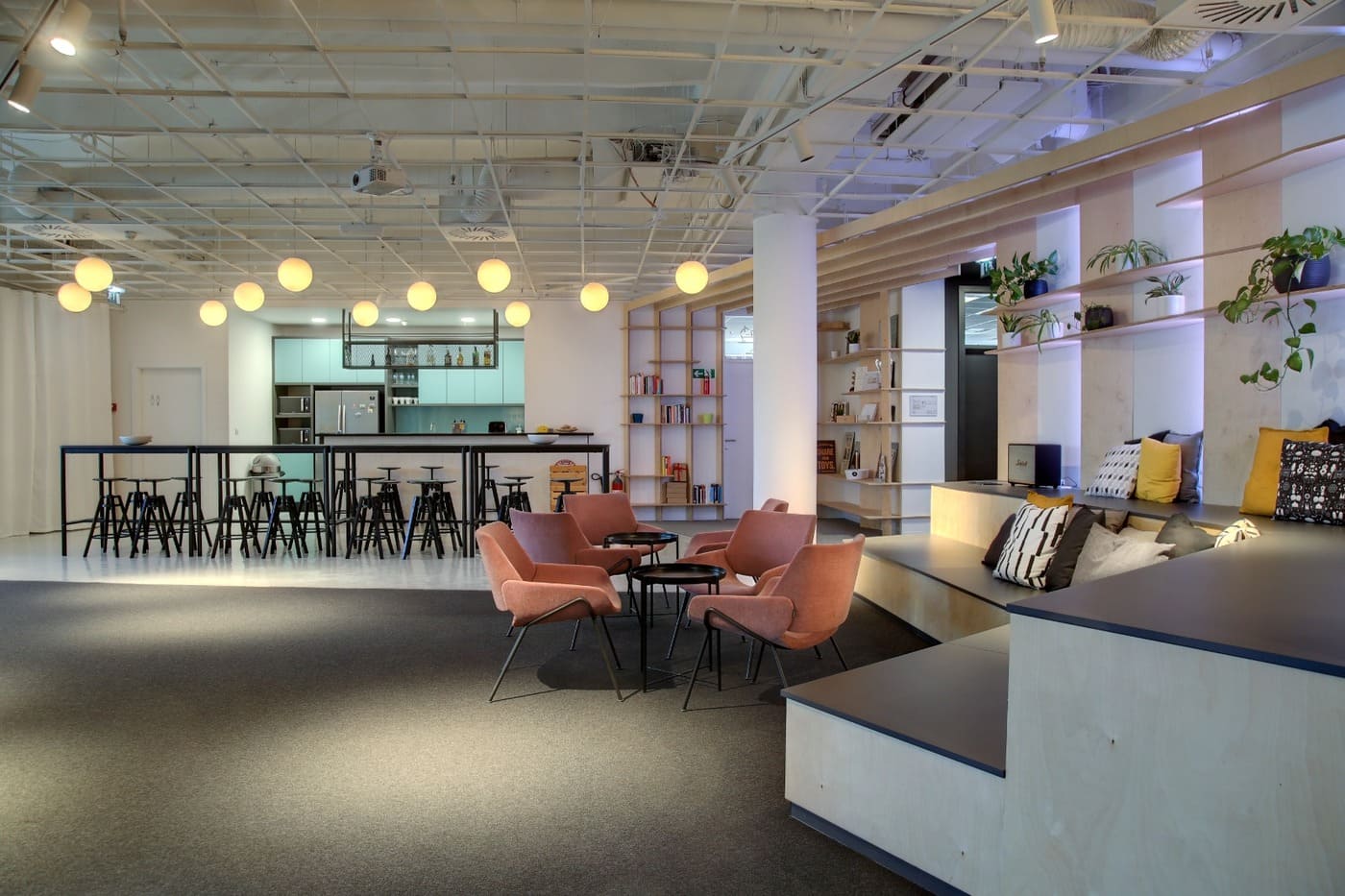 Suvremeni uredski i lounge prostor s namještajem po mjeri